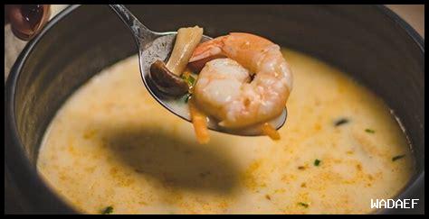 5. ما هي المكونات الأساسية لشوربة الميسو؟